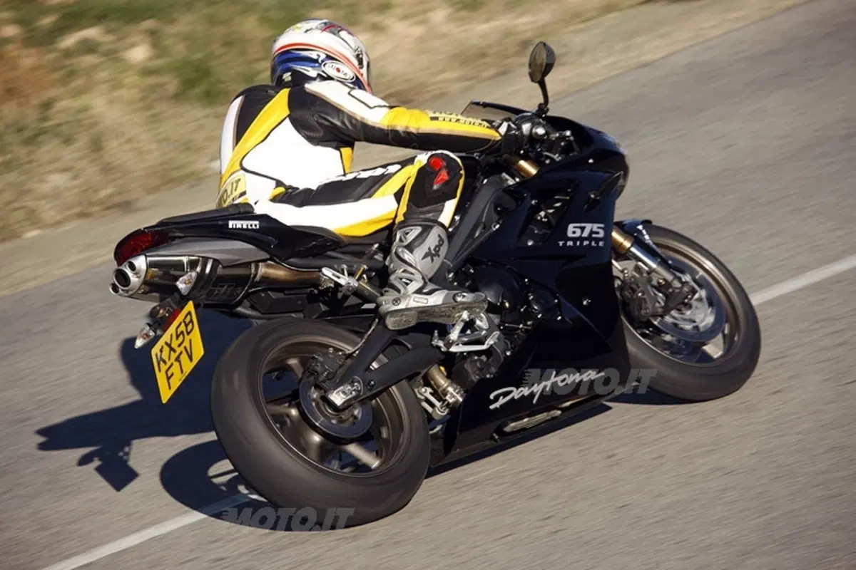 TRIUMPH Daytona 675 (16)