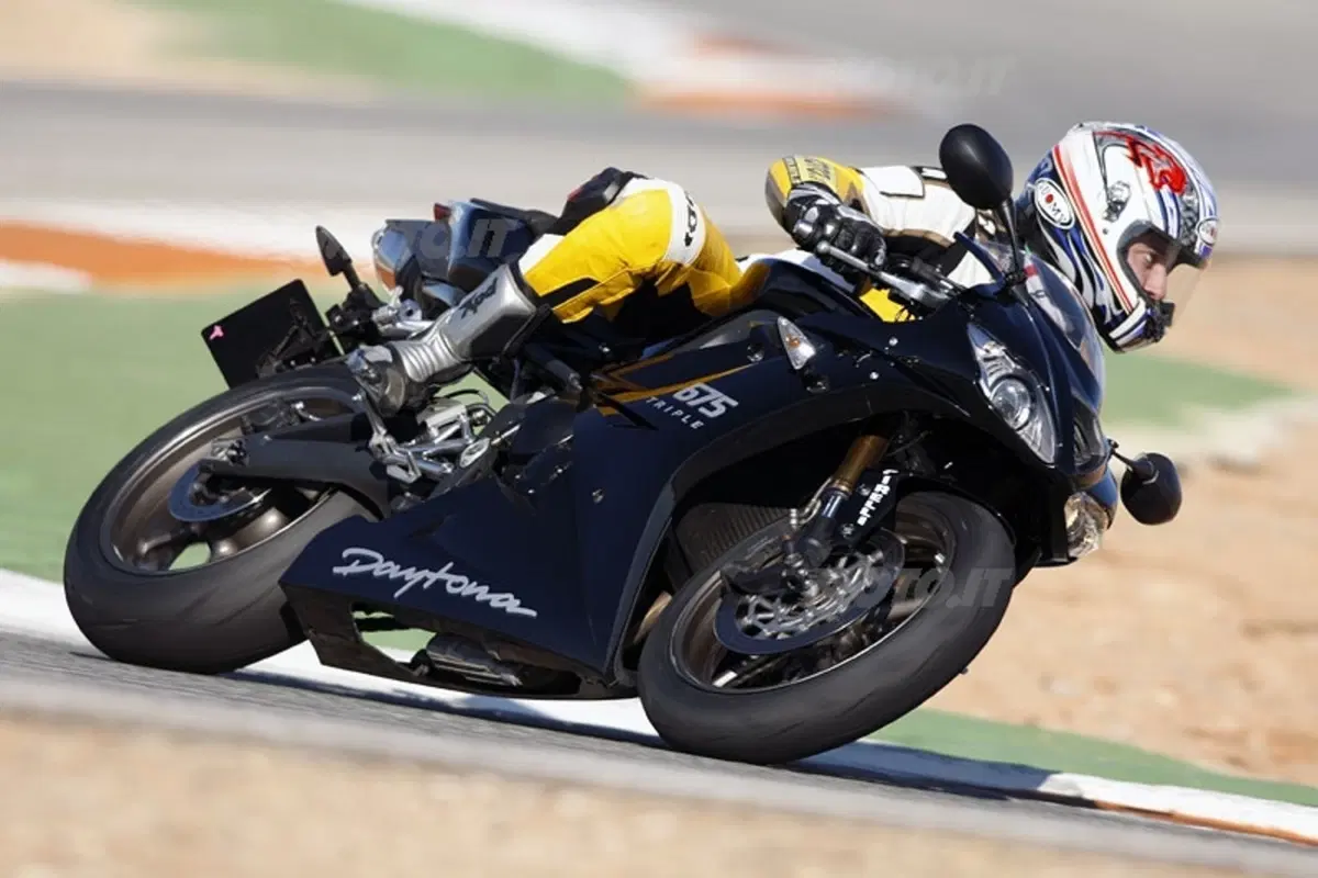 TRIUMPH Daytona 675 (18)