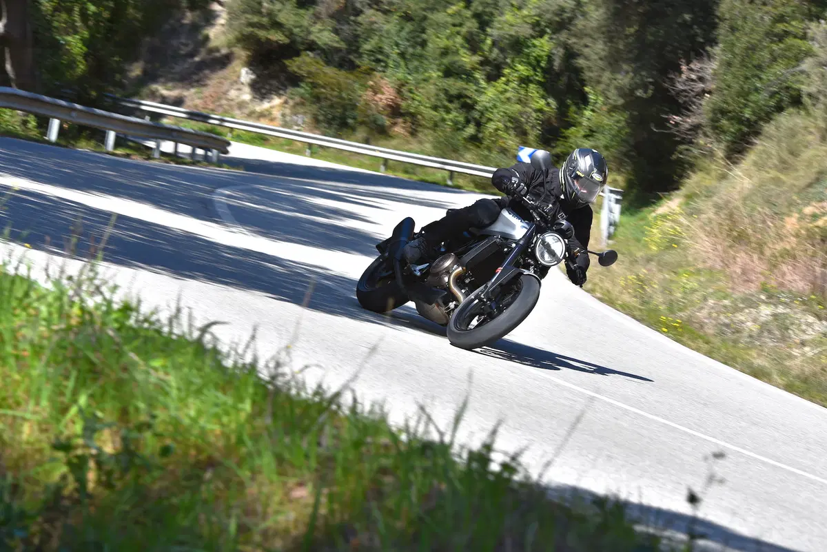 Husqvarna Vitpilen 701: dinamica e raffinata (3)