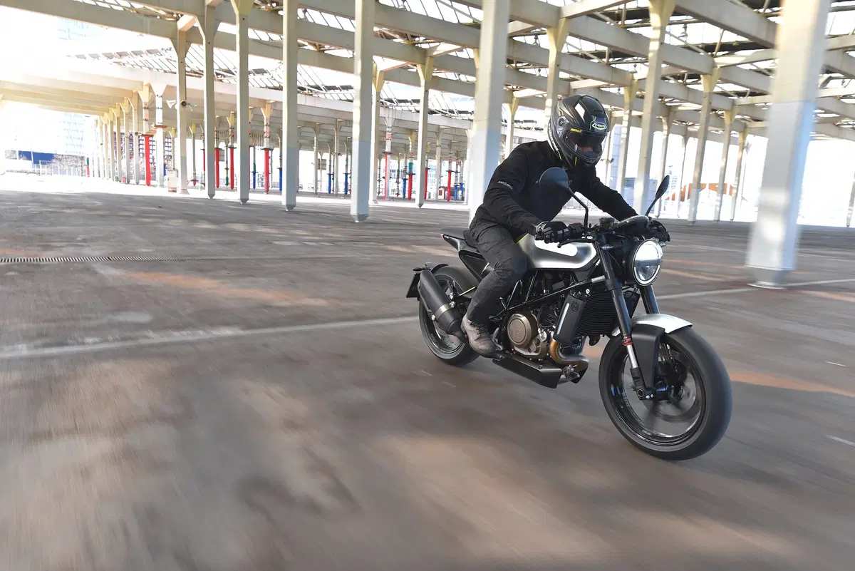 Husqvarna Vitpilen 701: dinamica e raffinata (4)