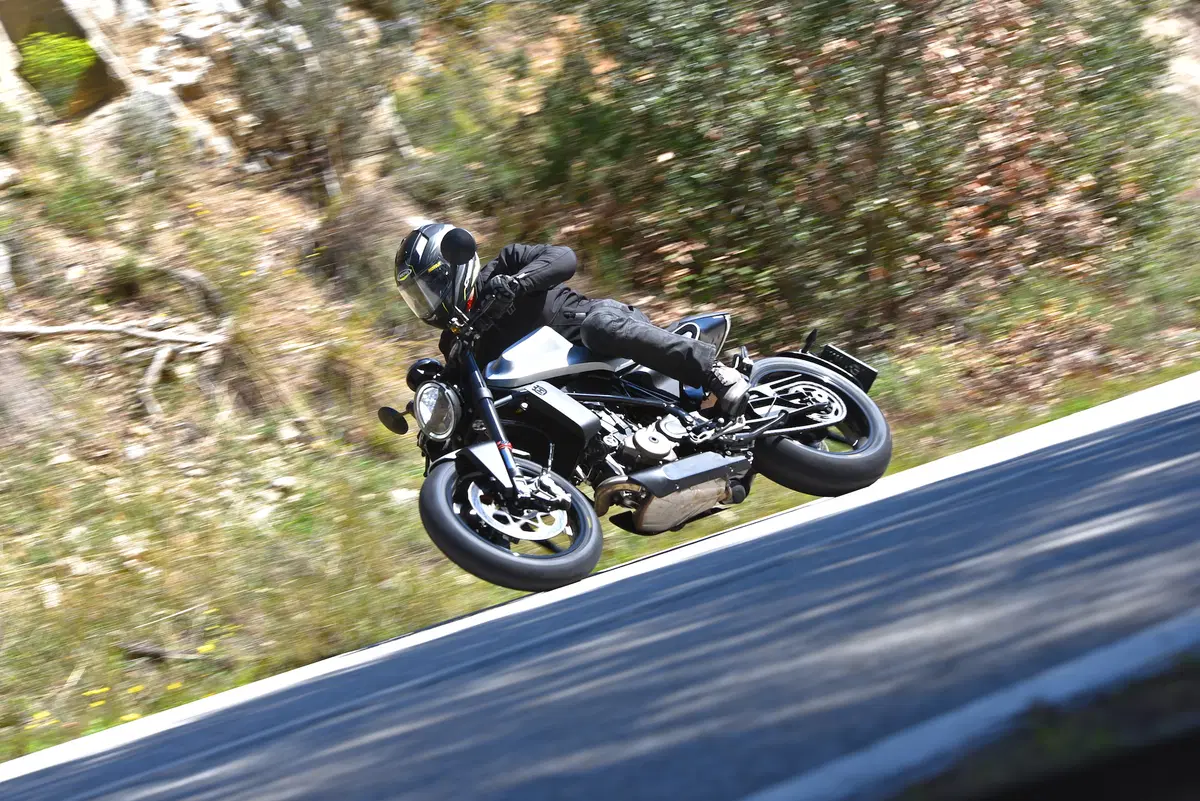Husqvarna Vitpilen 701: dinamica e raffinata (2)