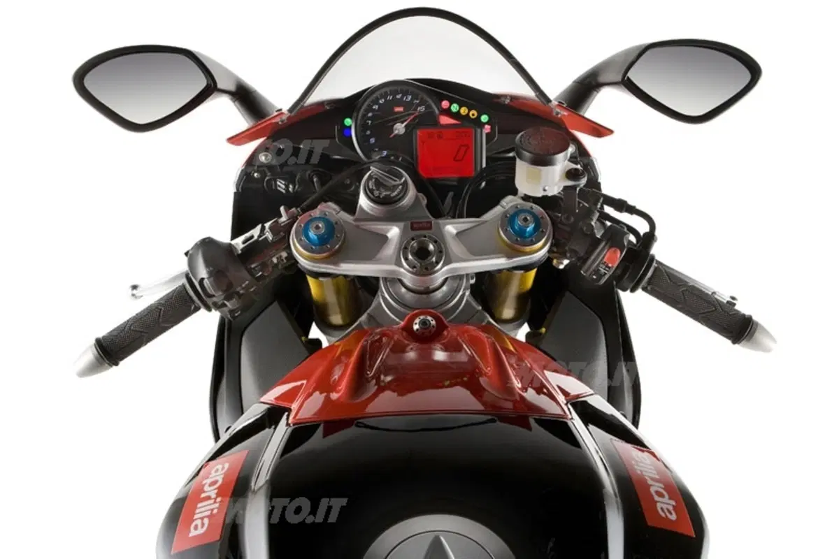 APRILIA RSV4Factory (5)