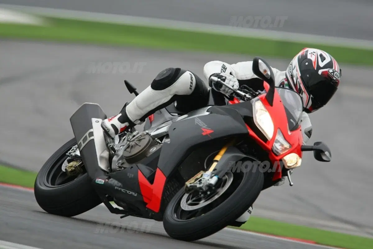 APRILIA RSV4Factory (11)