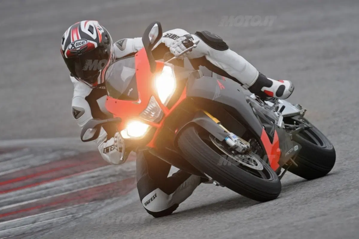 APRILIA RSV4Factory (12)