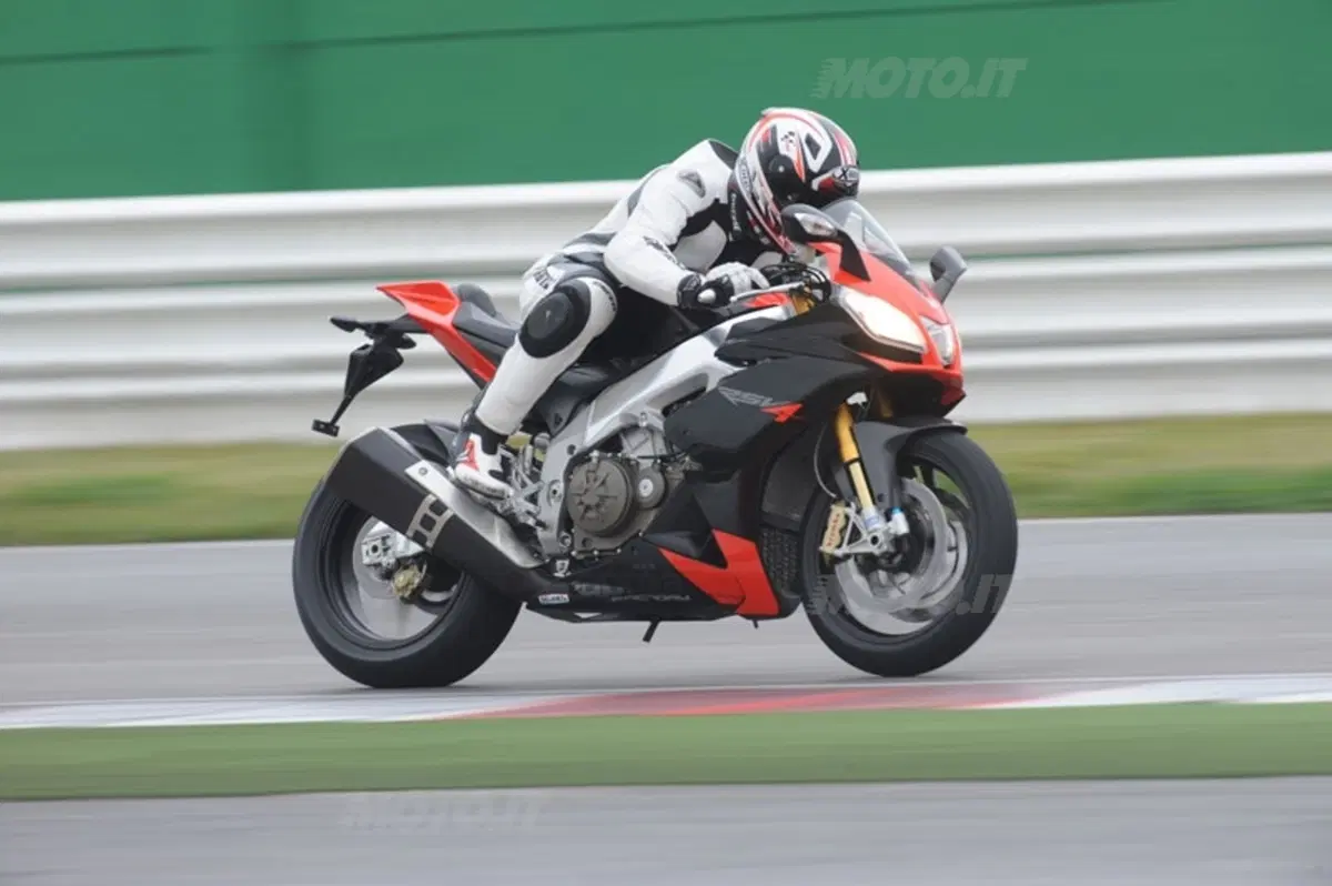 APRILIA RSV4Factory (15)