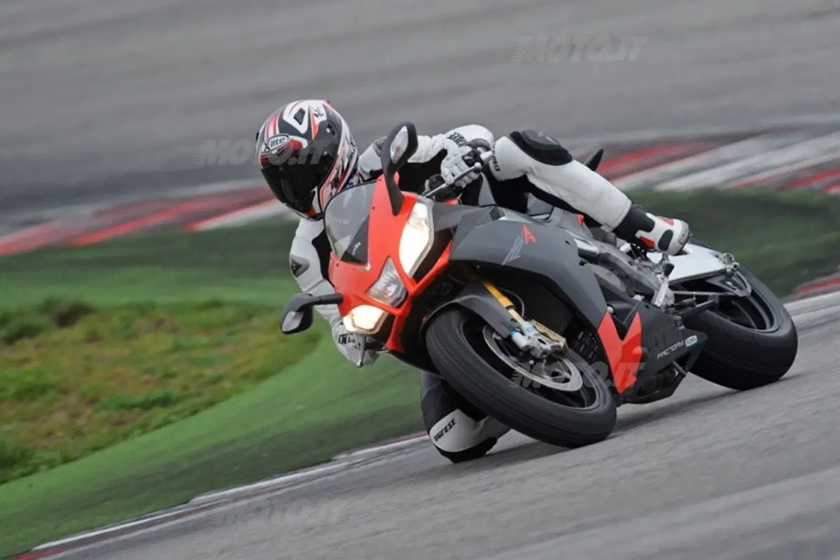 APRILIA RSV4Factory (16)