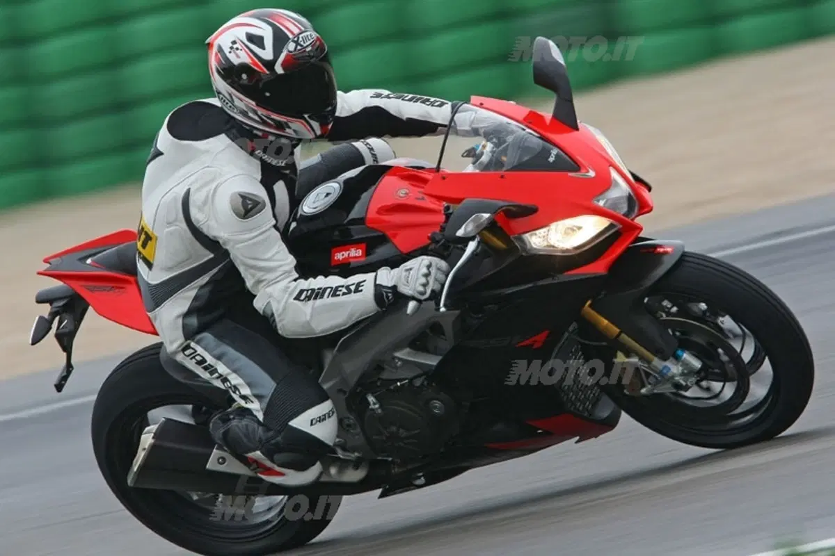 APRILIA RSV4Factory (17)