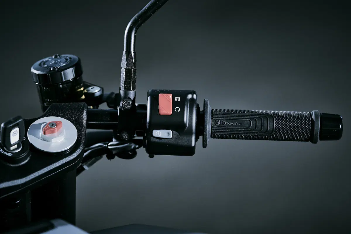 Husqvarna Vitpilen 701: dinamica e raffinata (5)
