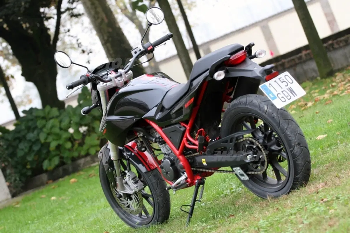 DERBI Mulhacén Café 125 (2)
