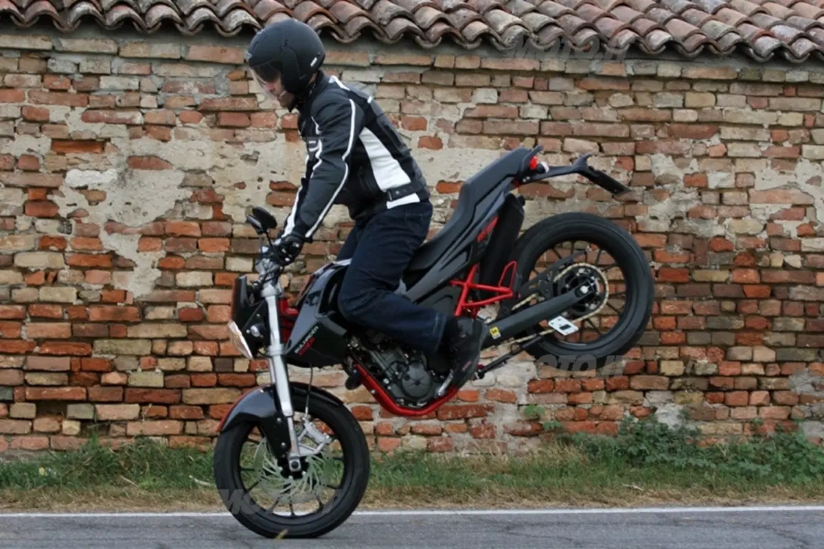 DERBI Mulhacén Café 125 (10)