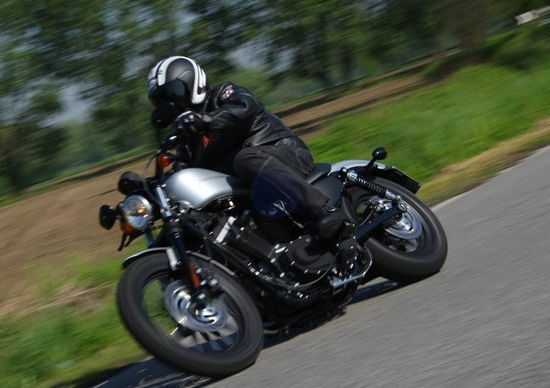 HARLEY-DAVIDSON Sportster Iron 883