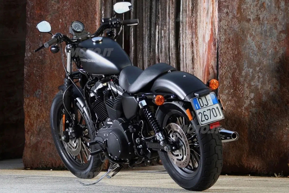HARLEY-DAVIDSON Sportster Iron 883 (3)