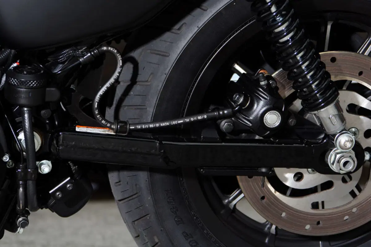 HARLEY-DAVIDSON Sportster Iron 883 (8)