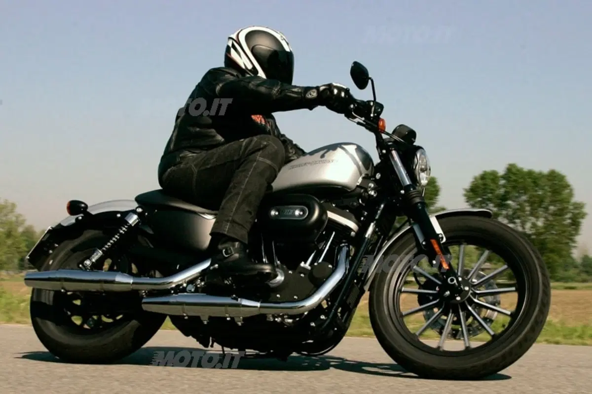 HARLEY-DAVIDSON Sportster Iron 883 (10)