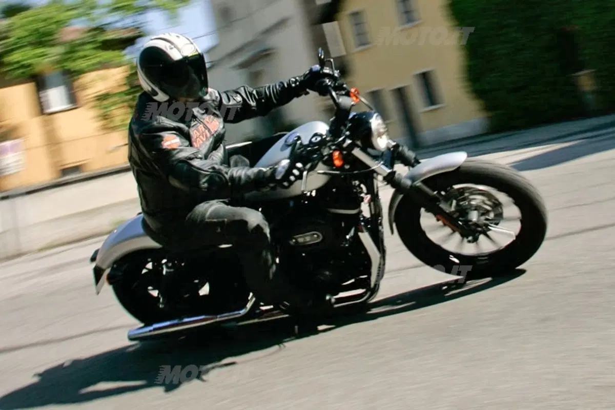 HARLEY-DAVIDSON Sportster Iron 883 (11)