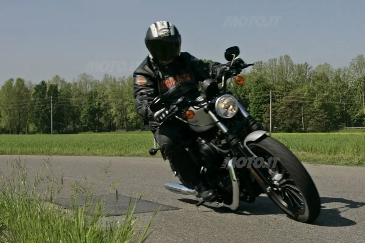 HARLEY-DAVIDSON Sportster Iron 883 (12)