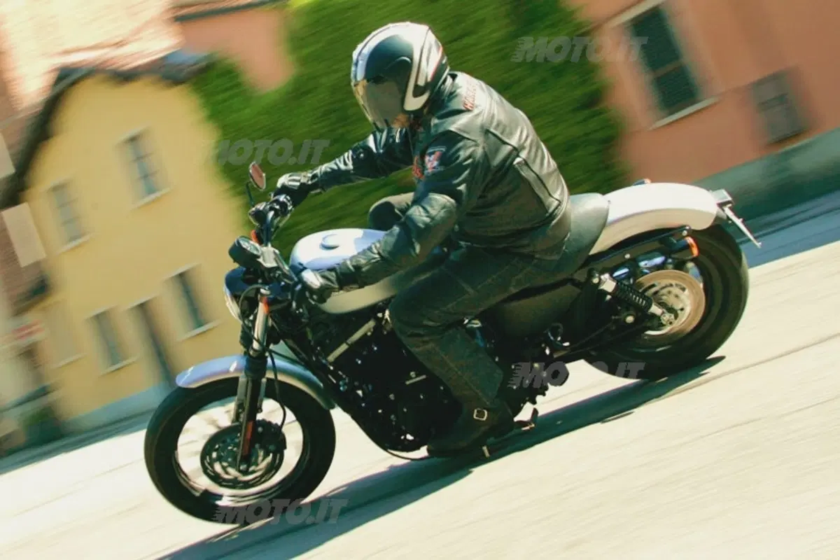 HARLEY-DAVIDSON Sportster Iron 883 (13)