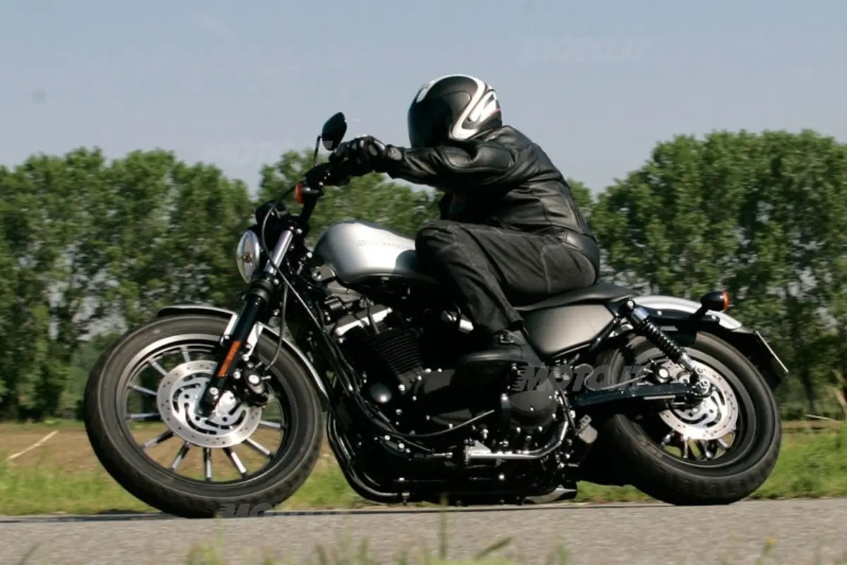 HARLEY-DAVIDSON Sportster Iron 883 (16)
