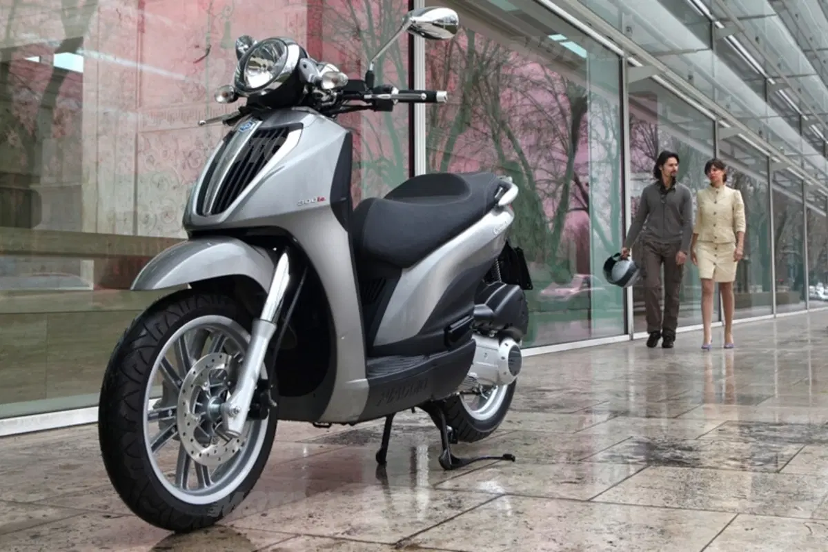 Piaggio Carnaby Cruiser e Beverly Tourer 300 i.e. (2)