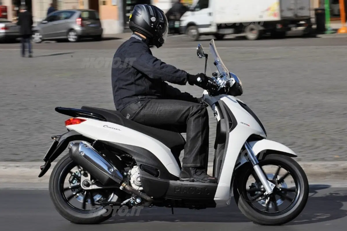Piaggio Carnaby Cruiser e Beverly Tourer 300 i.e. (12)