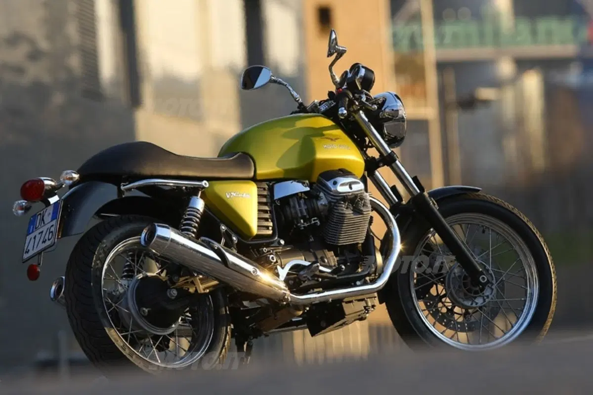 MOTO GUZZI V7 Cafè Classic  (2)