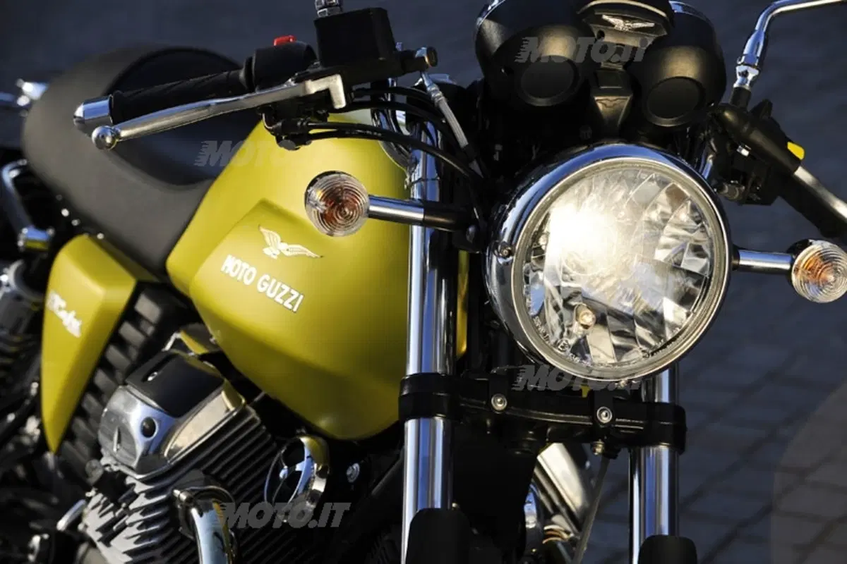 MOTO GUZZI V7 Cafè Classic  (3)