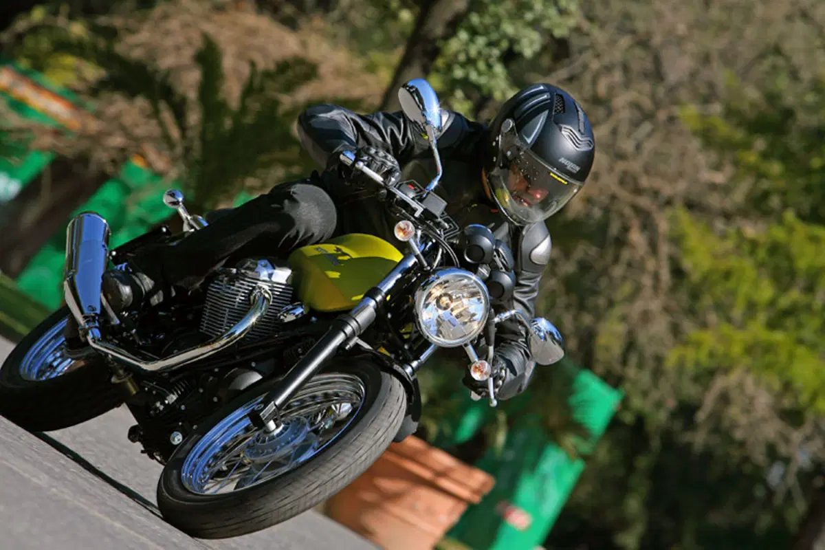 MOTO GUZZI V7 Cafè Classic  (8)