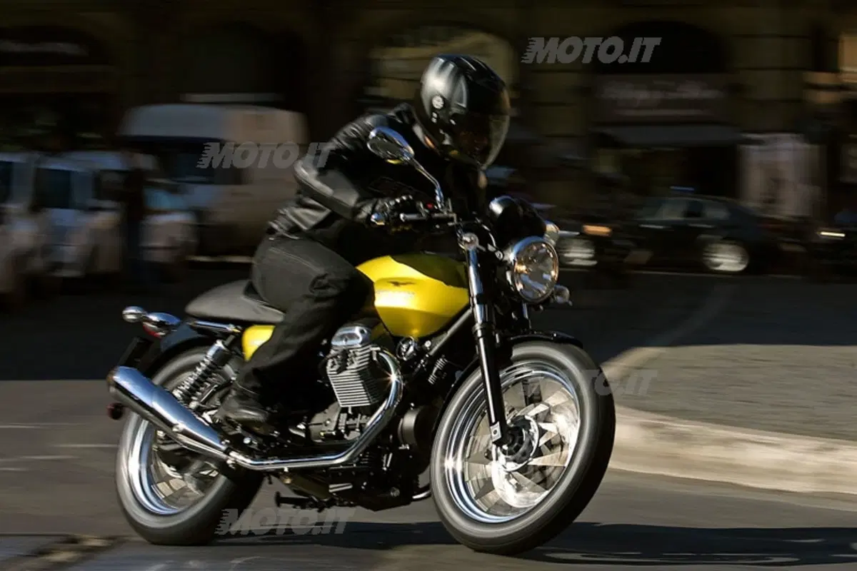 MOTO GUZZI V7 Cafè Classic  (14)
