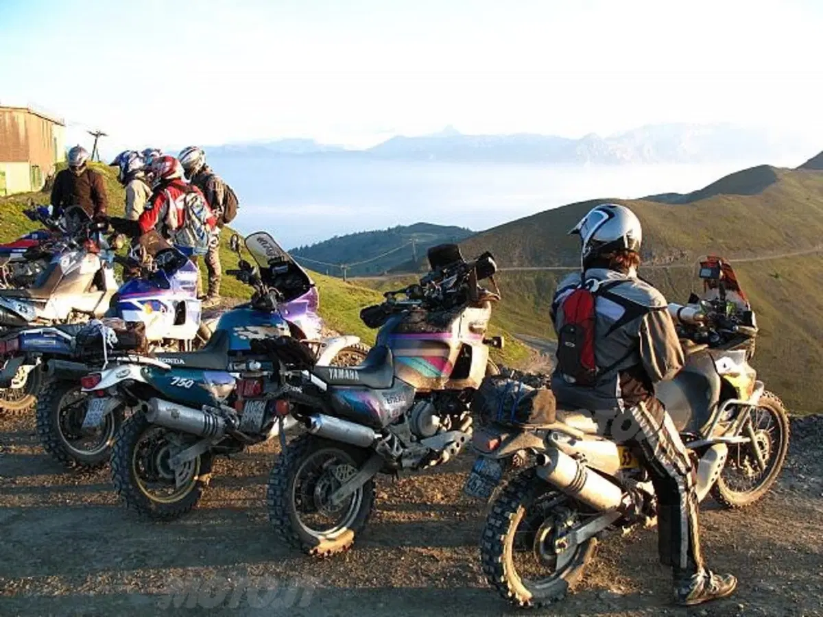 Enduro stradali. Tornano i mitici anni 80 (11)
