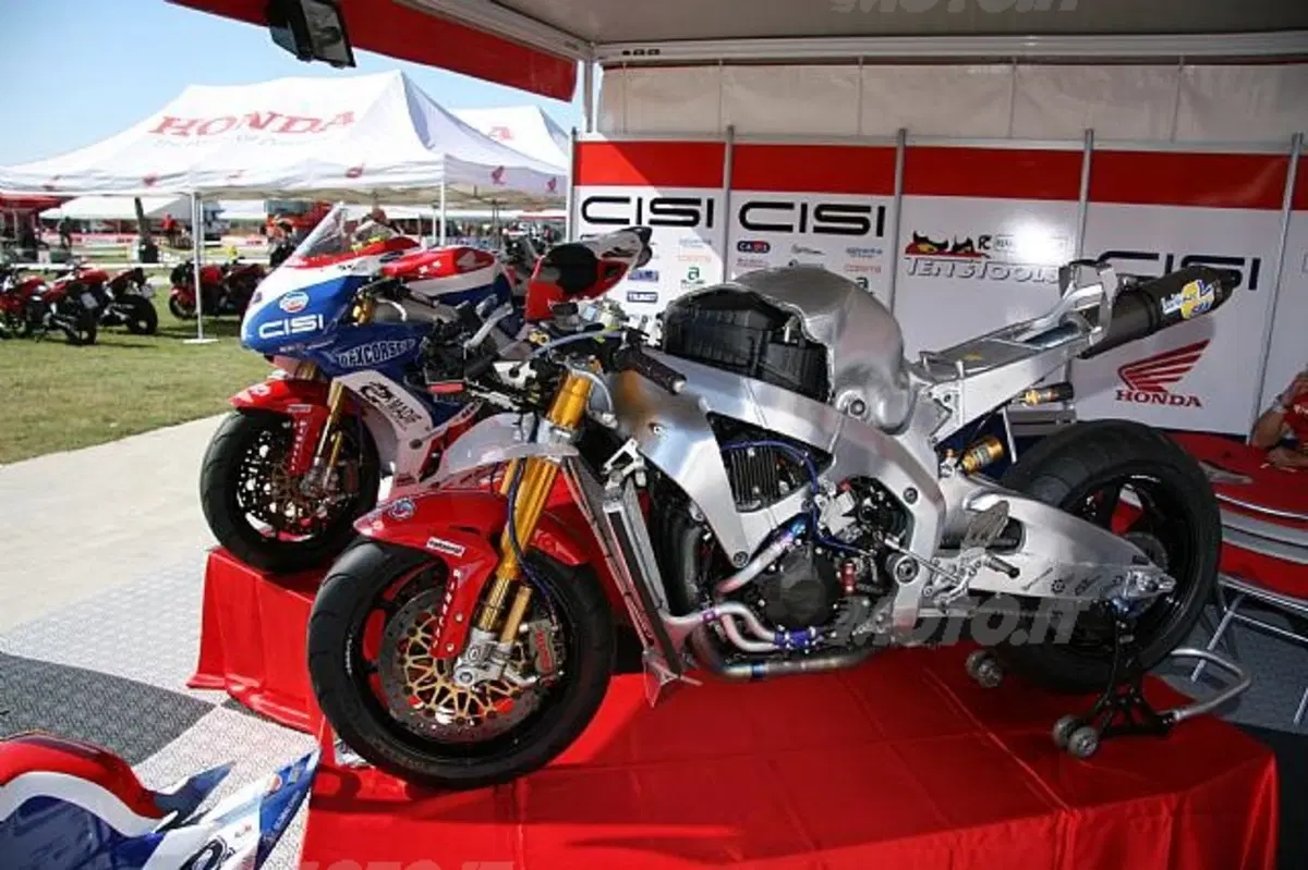 Honda Fest. Guardare e toccare (2)
