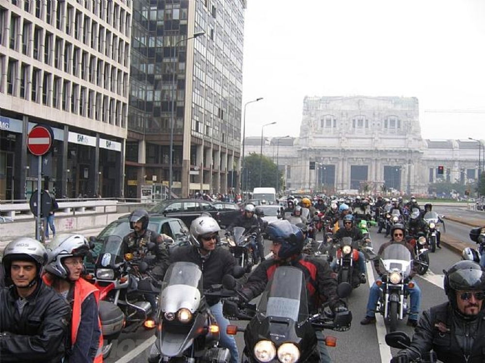 Il corteo muove dalla Stazione Centrale