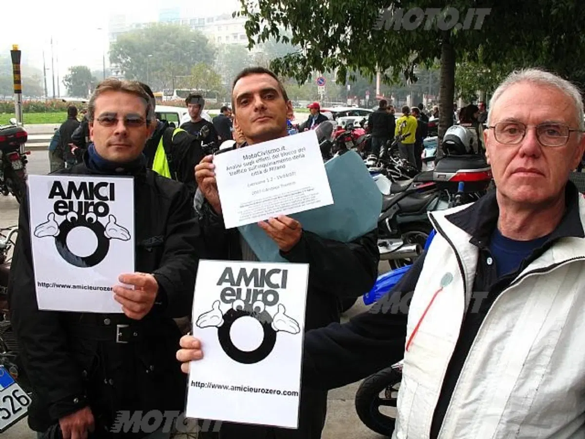 Euro 0, Motociclisti in piazza (2)