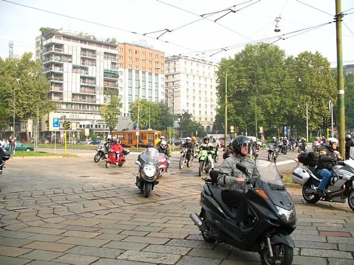 Euro 0, Motociclisti in piazza (5)