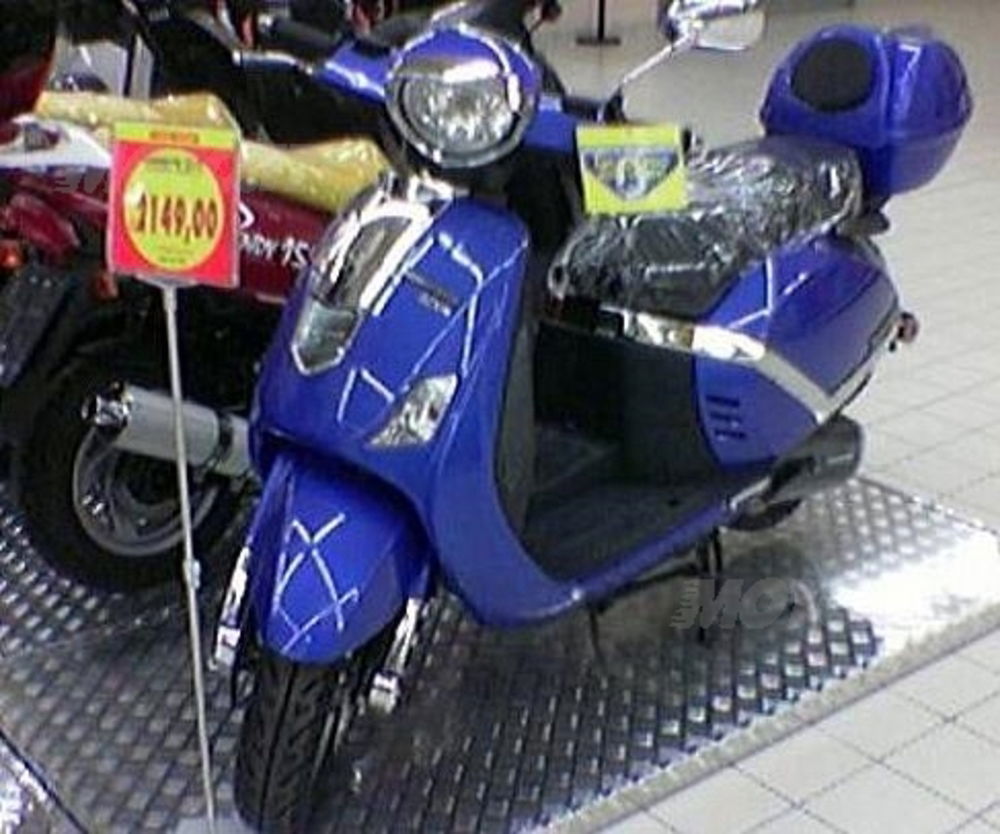 La Lambretta cinese venduta nei centri commerciali