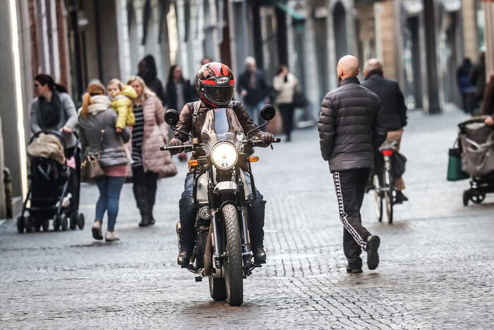 Disinvolta sul pavè e nel traffico cittadino