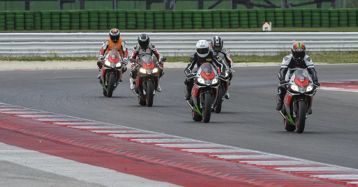 Aprilia Racers Day: demo ride e Academy sulle piste pi&ugrave; belle d'Italia