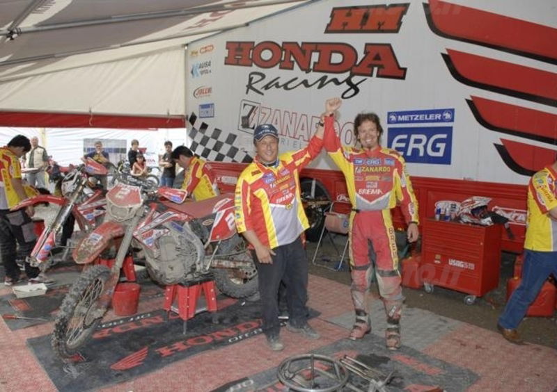 Il logo di Mika Ahola per ricordare il campione di enduro