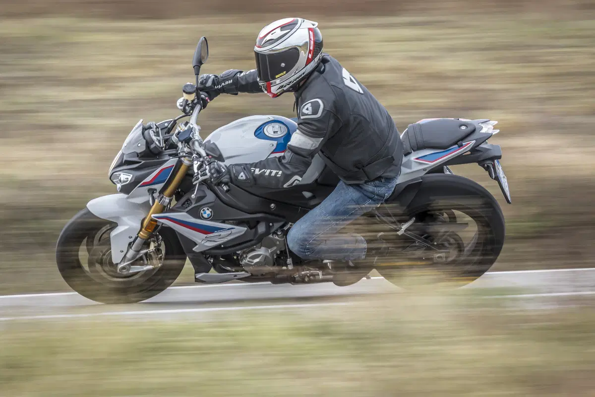 BMW S1000R vs. Yamaha MT-10SP: due naked da pista