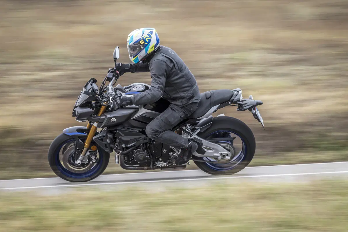 BMW S1000R vs. Yamaha MT-10SP: due naked da pista (3)