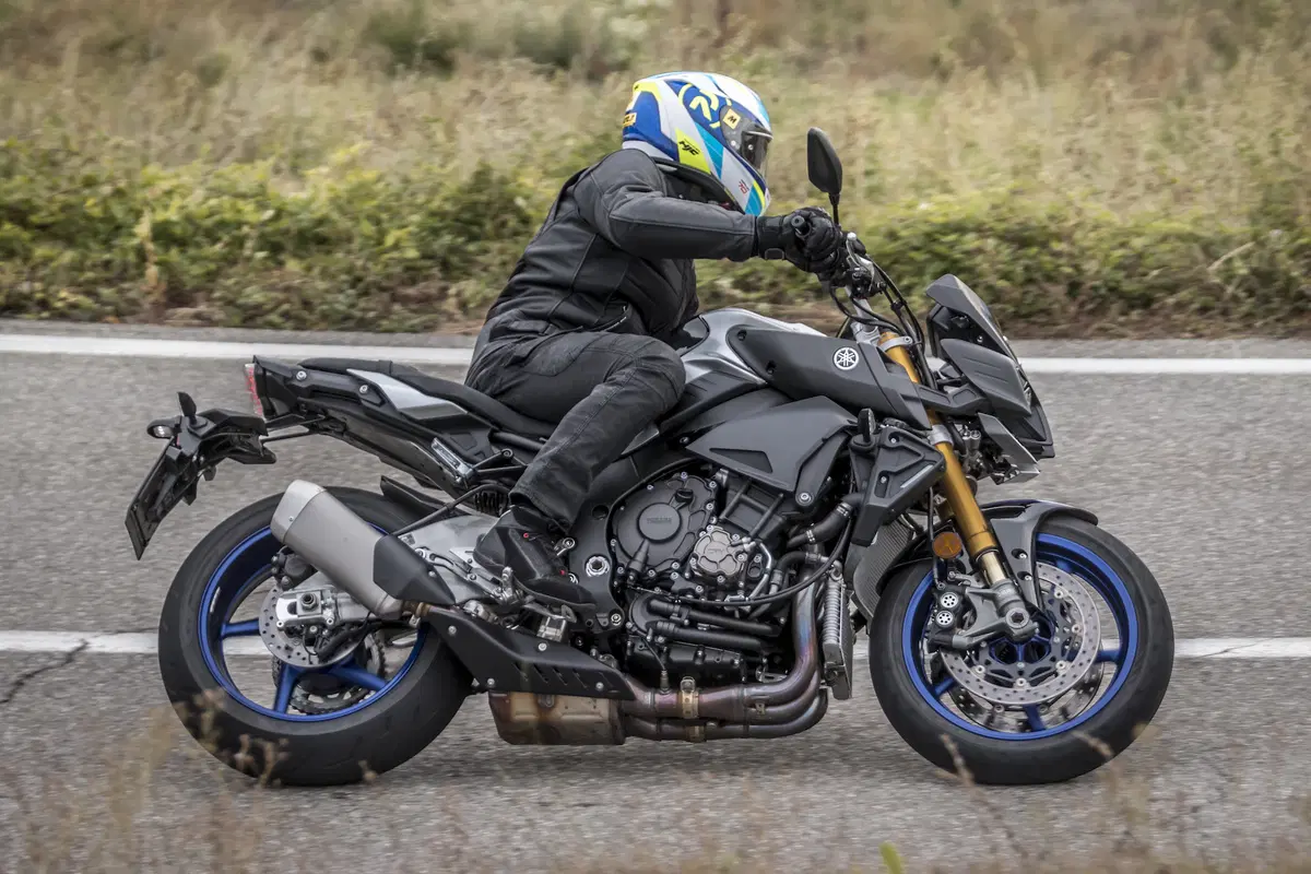 BMW S1000R vs. Yamaha MT-10SP: due naked da pista (2)