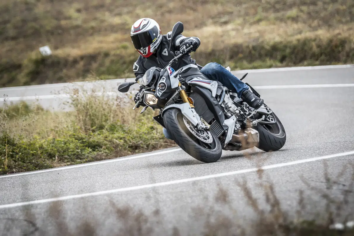 BMW S1000R vs. Yamaha MT-10SP: due naked da pista (4)