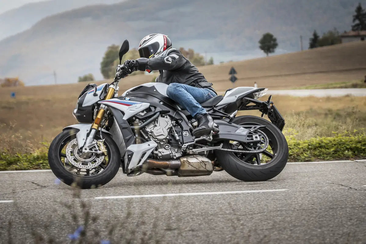 BMW S1000R vs. Yamaha MT-10SP: due naked da pista (5)
