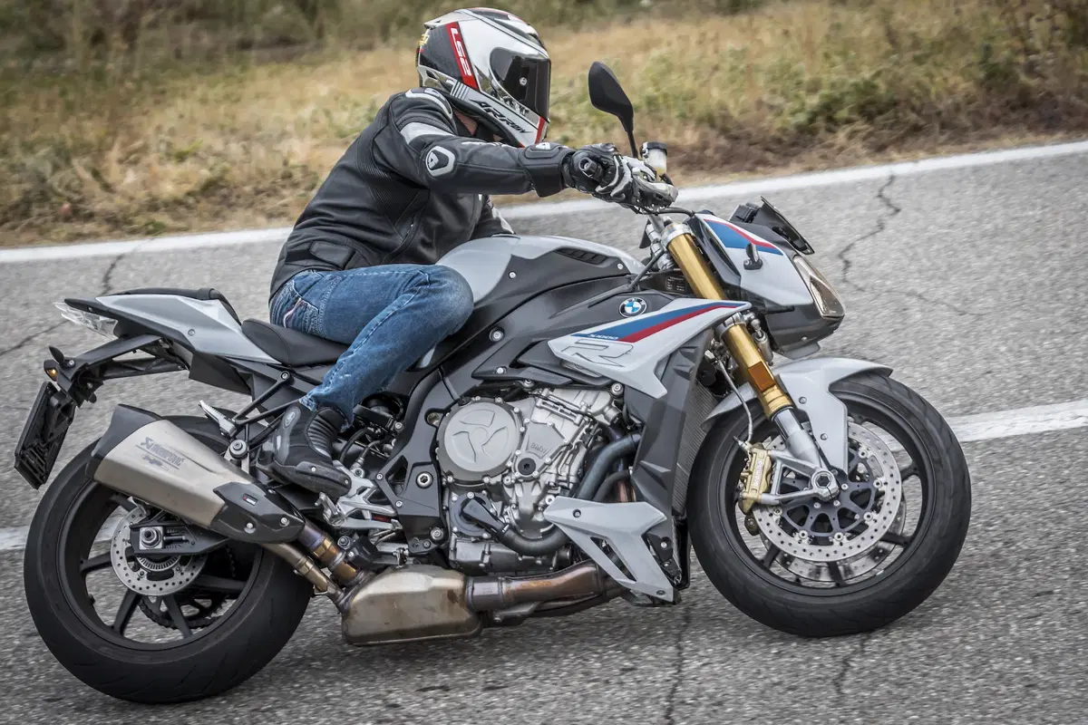 BMW S1000R vs. Yamaha MT-10SP: due naked da pista (6)