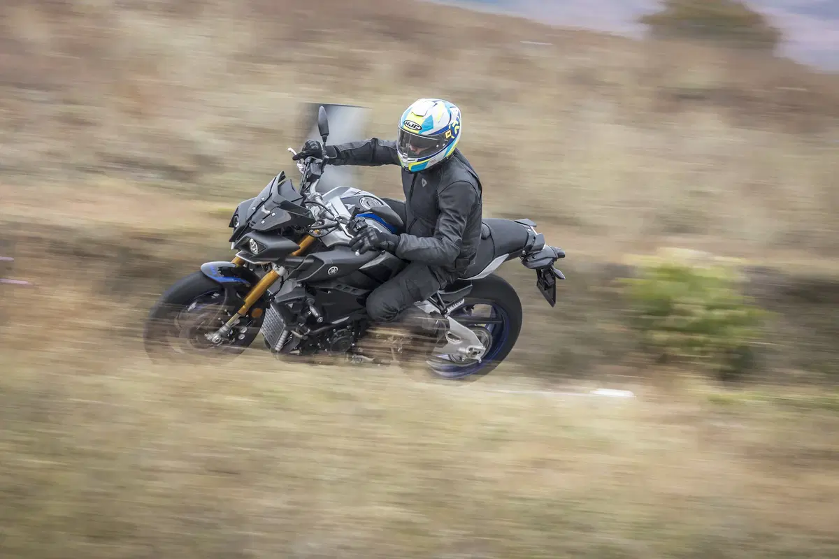 BMW S1000R vs. Yamaha MT-10SP: due naked da pista (7)