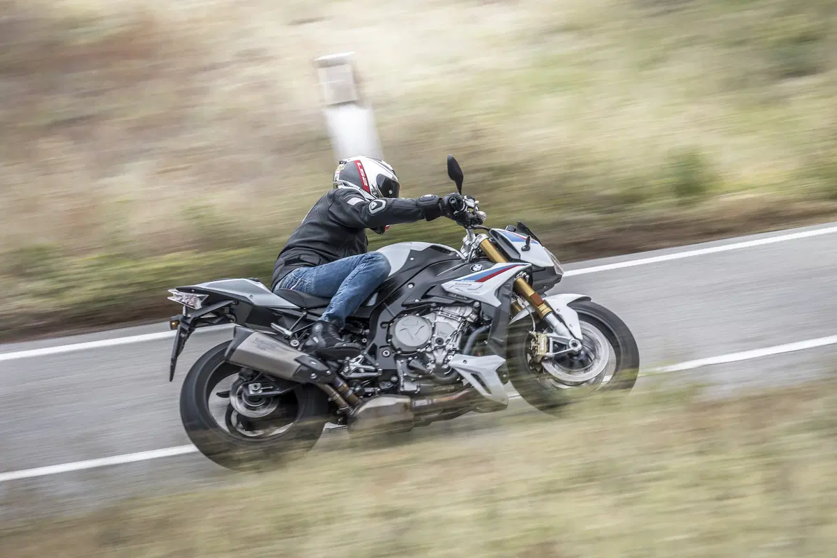 BMW S1000R vs. Yamaha MT-10SP: due naked da pista (8)