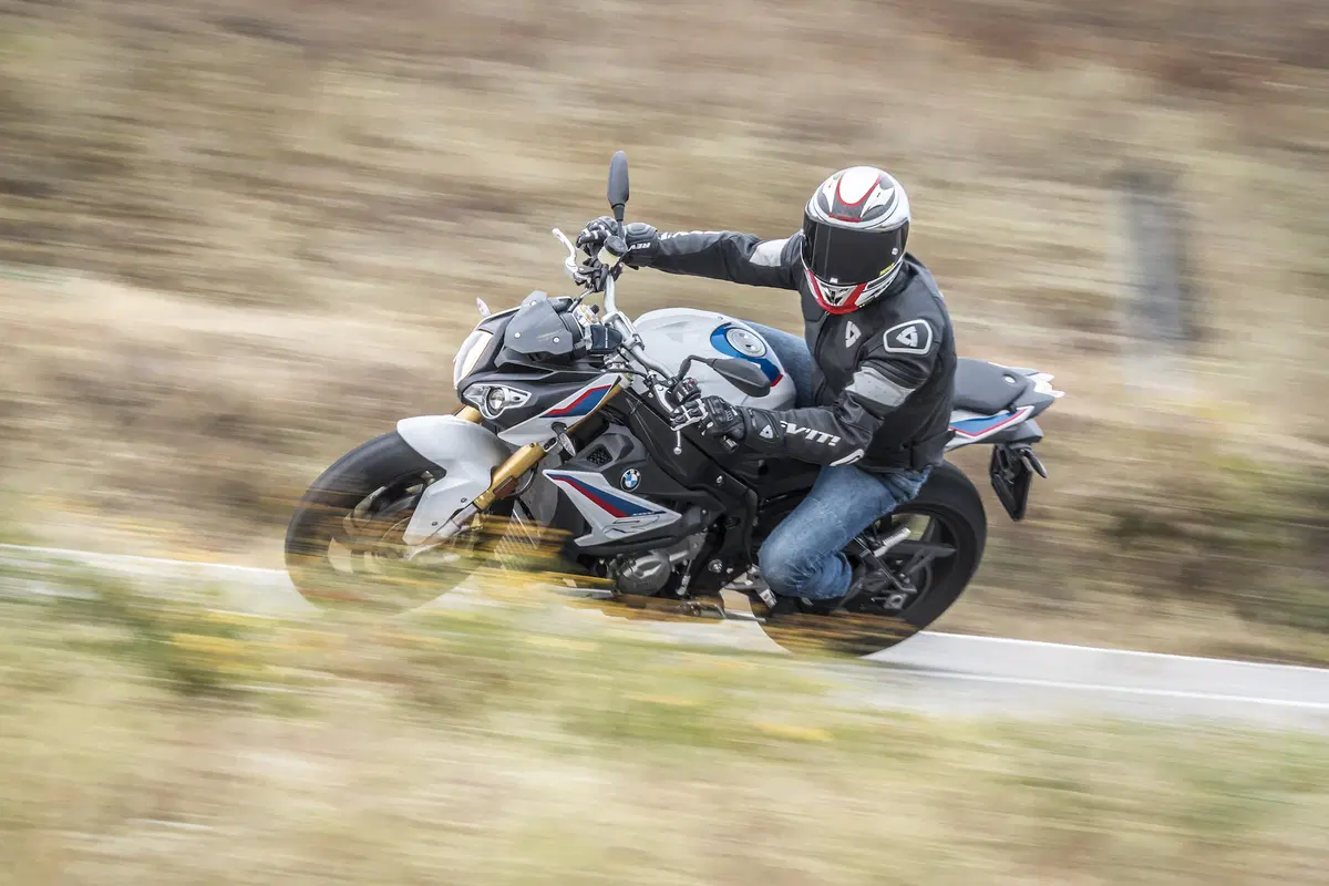 BMW S1000R vs. Yamaha MT-10SP: due naked da pista (9)