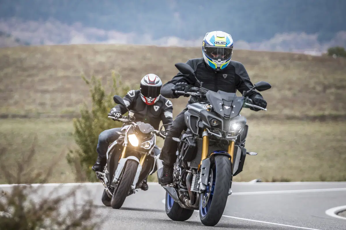 BMW S1000R vs. Yamaha MT-10SP: due naked da pista (10)