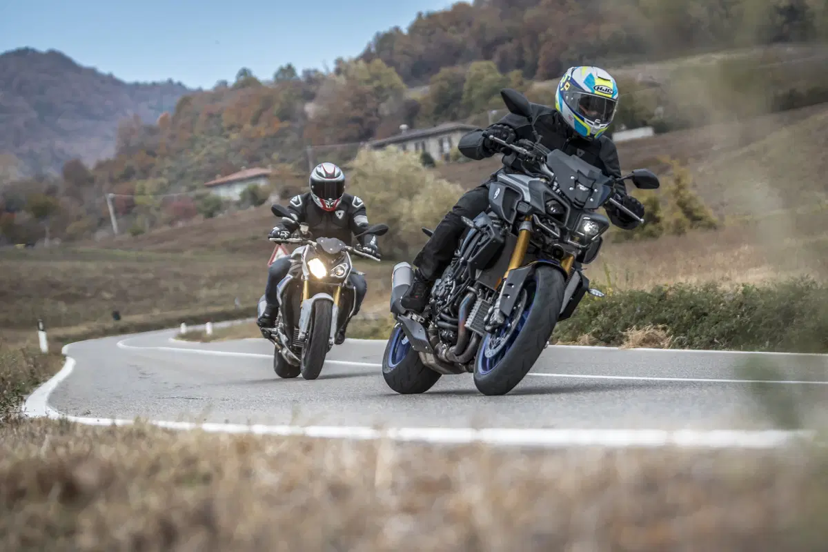 BMW S1000R vs. Yamaha MT-10SP: due naked da pista (11)