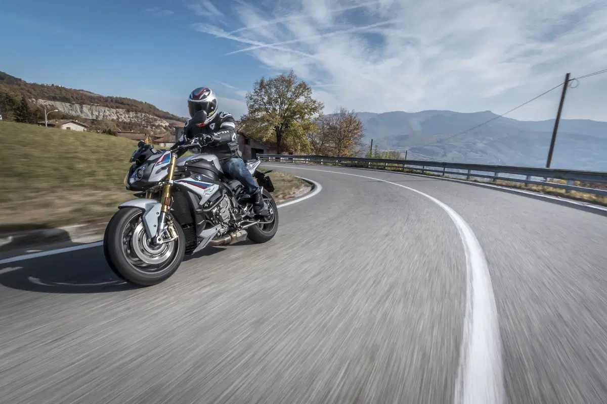 BMW S1000R vs. Yamaha MT-10SP: due naked da pista (13)