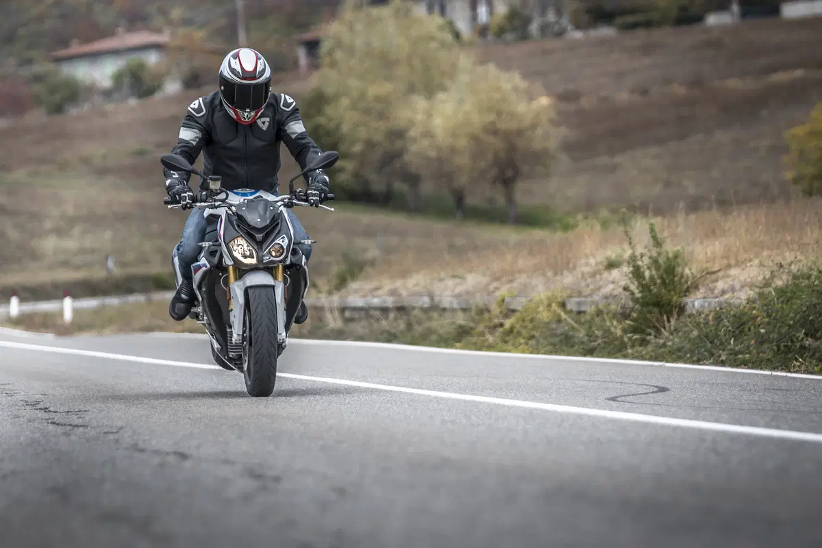 BMW S1000R vs. Yamaha MT-10SP: due naked da pista (15)